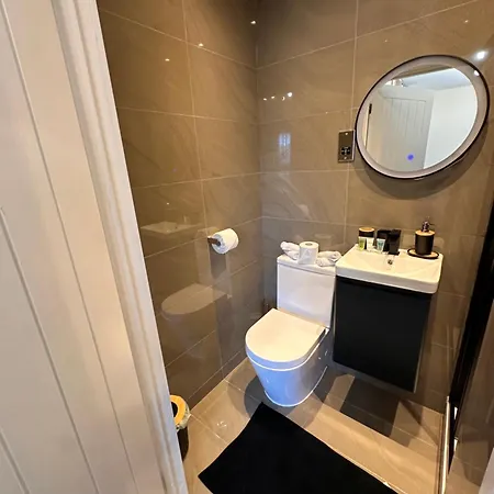 Guest house R3 - Newly Renovated Luxury Private En-suite In Harborne Park Road - Birmingham